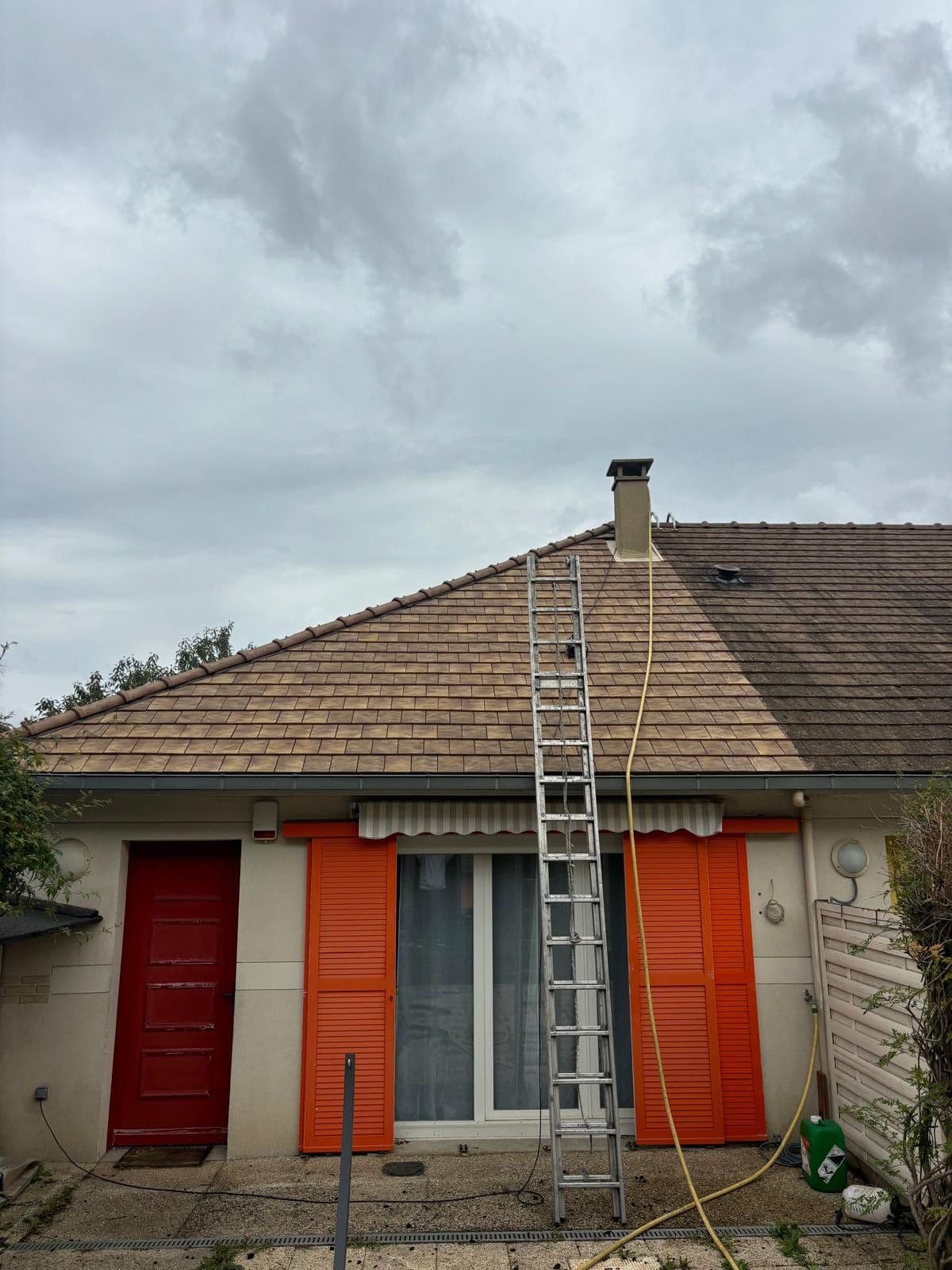 Démoussage et traitement hydrofuge de toiture en Essonne (91) · Halnais Toiture & Rénovation