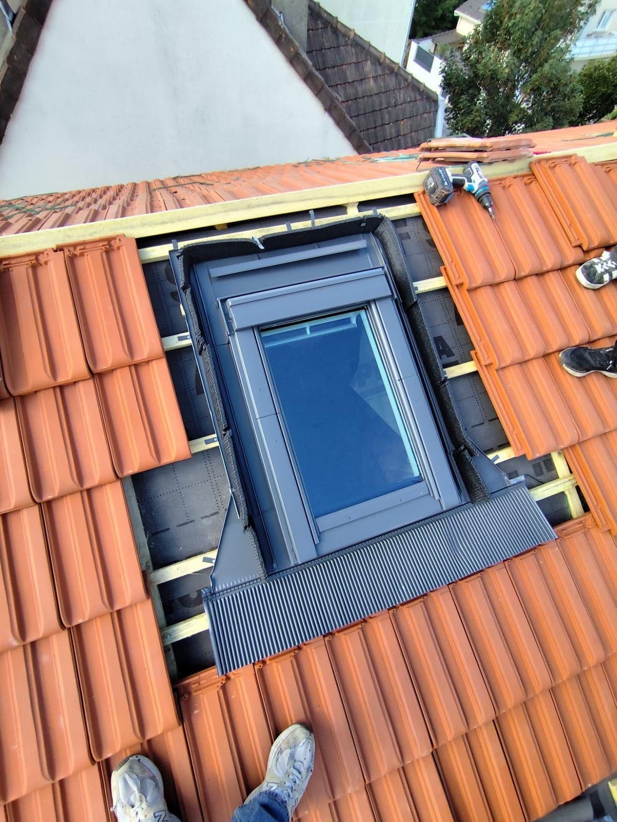 Pose d'un Velux neuf sur toiture tuile terracotta, Massy