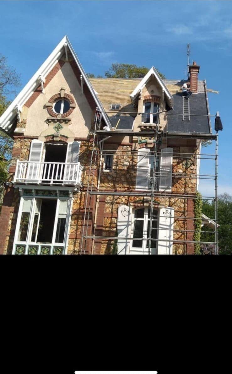 Restauration de toiture sur maison meulière avec échafaudage, Étampes