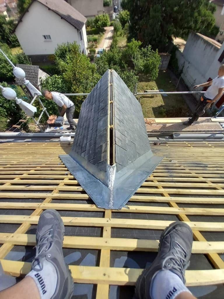 Reprise d'un solin zinc autour de cheminée brique sur pavillon, Yerres