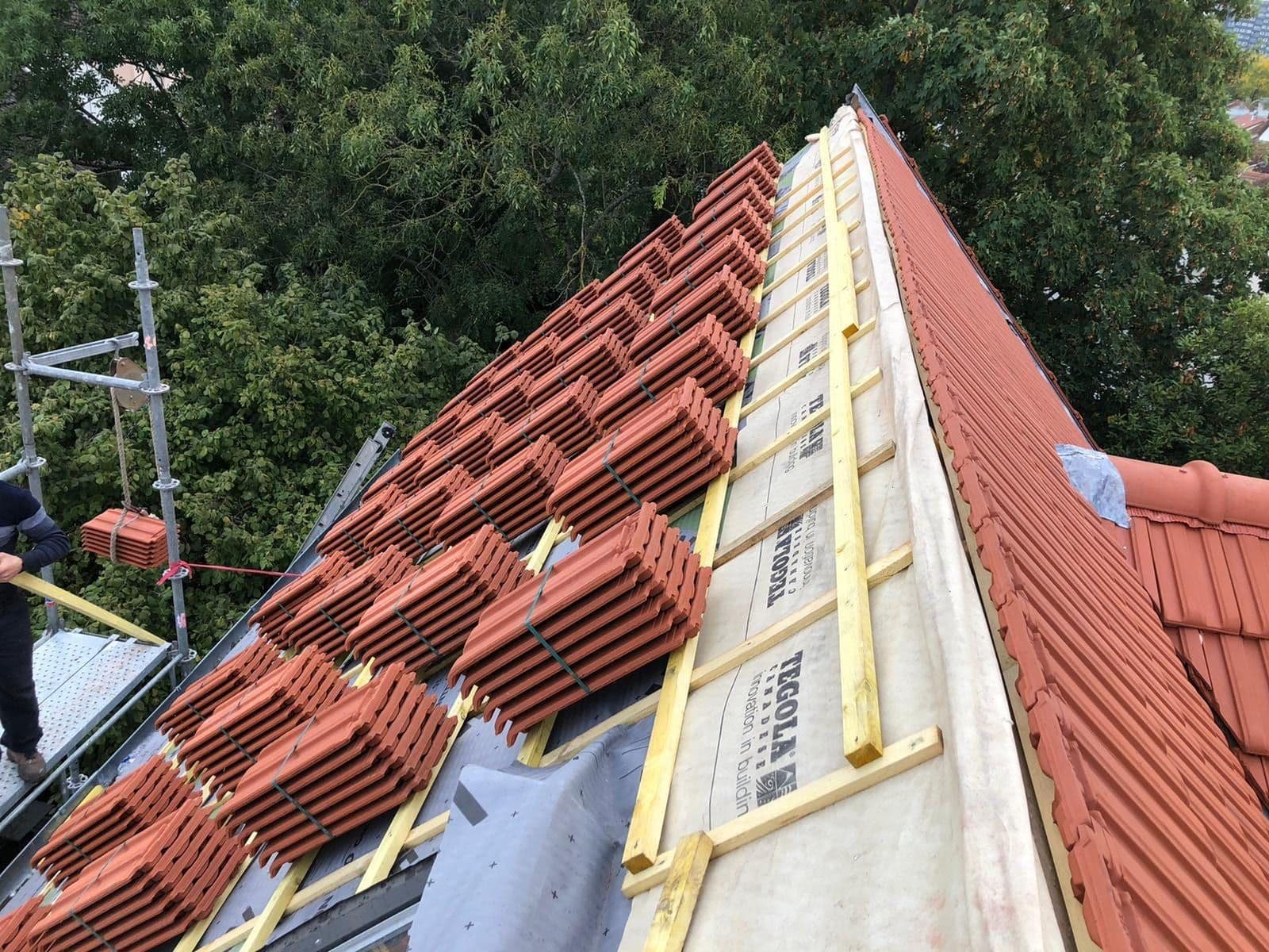 Chantier de pose de tuile mécanique en cours sur pavillon, Athis-Mons