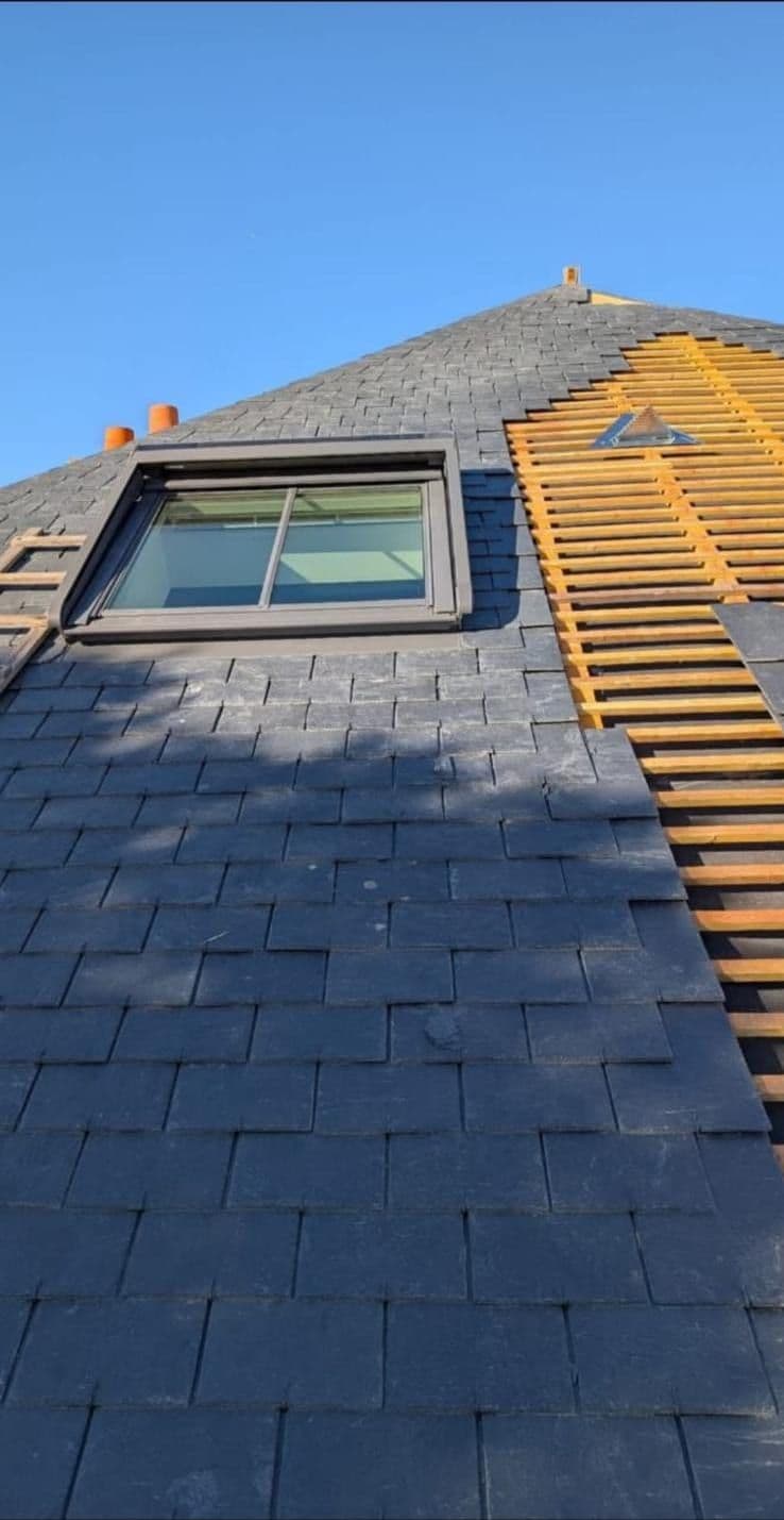 Pose d'ardoise naturelle avec intégration Velux, chantier à Igny