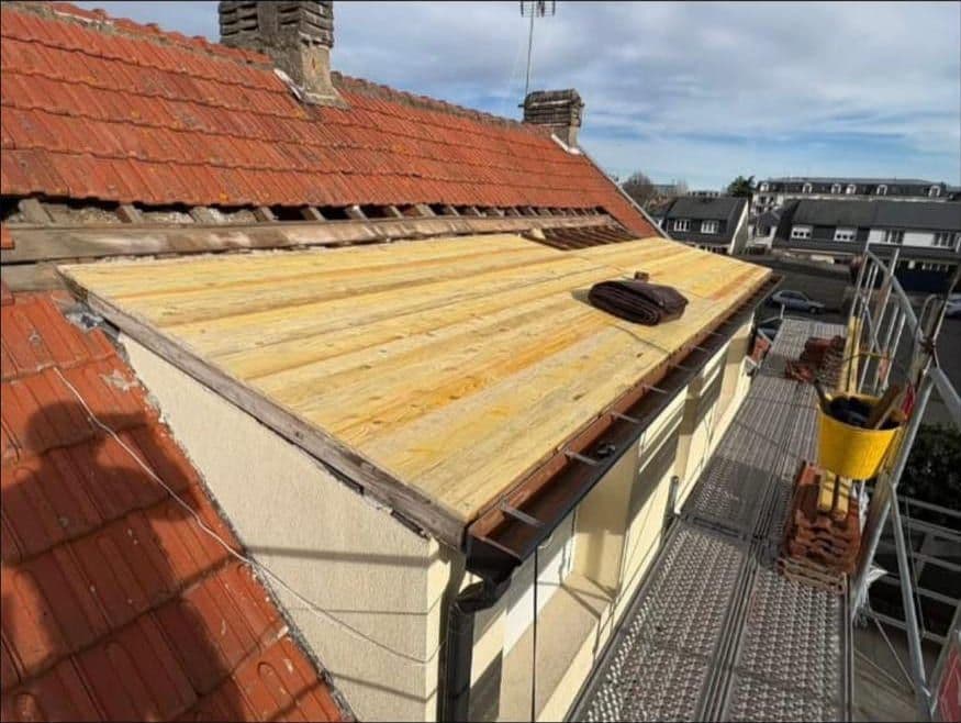 Charpente à nu avec volige neuve pendant chantier de rénovation, Vigneux-sur-Seine